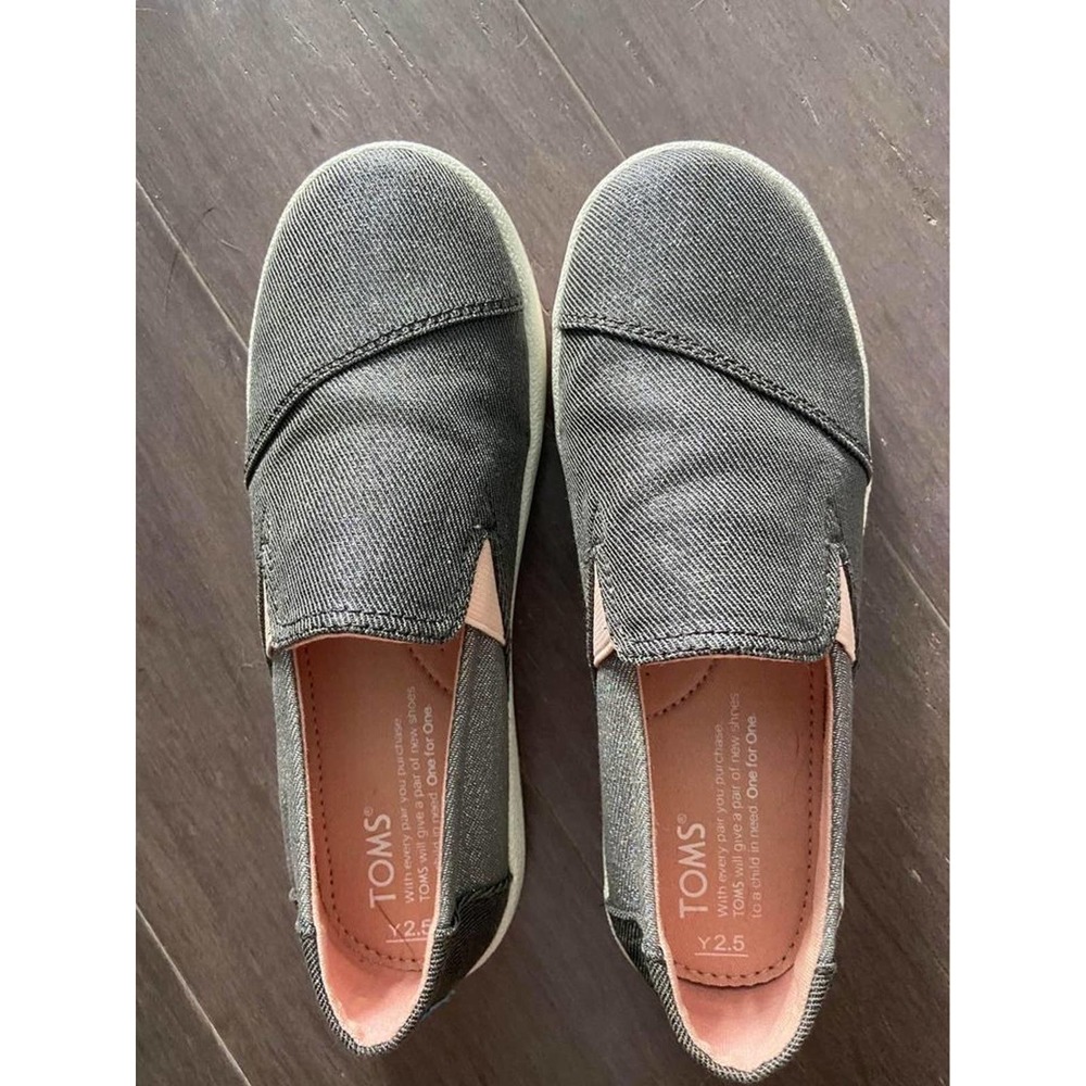 NEW! TOMS Girls shoes size 2.5 Y Gray Pink - Retail $49